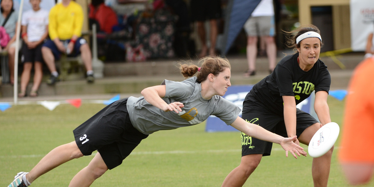 Madison's Sara Scott with a layout block. (Kevin Leclaire - <a href=http://UltiPhotos.com>UltiPhotos.com</a>)